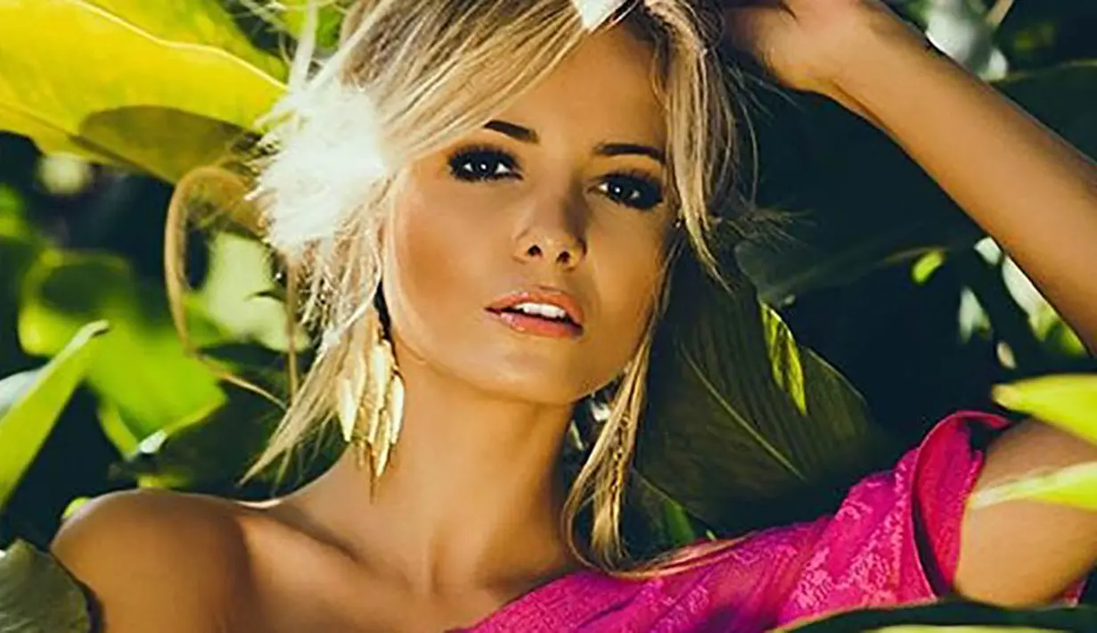 Jhenny Andrade yang dikabarkan menjadi kekasih baru Neymar merupakan seorang model seksi asal Brasil. (Instagram)