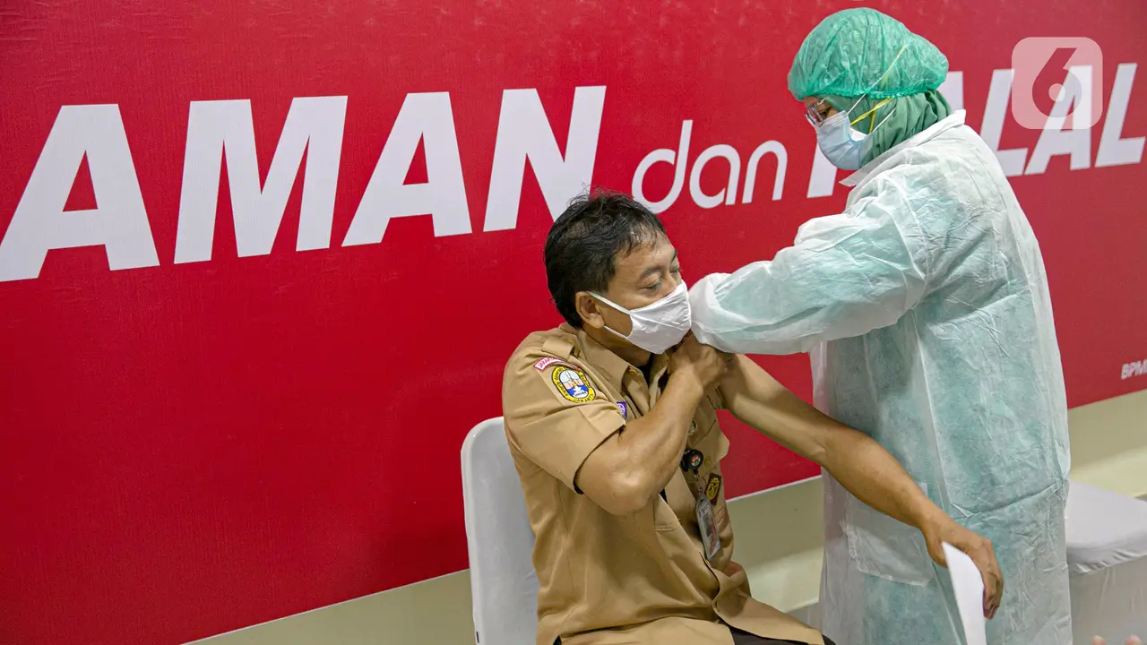 FOTO: Guru, Dosen dan Tenaga Pendidik Jalani Vaksinasi COVID-19