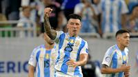 Bek Argentina Lisandro Martinez merayakan gol pertama timnya pada pertandingan sepak bola perempat final turnamen Conmebol 2024 Copa America antara Argentina dan Ekuador di Stadion NRG di Houston, Texas, pada 4 Juli 2024.JUAN MABROMATA / AFP