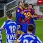 Para pemain Barcelona merayakan gol yang dicetak oleh Jordi Alba ke gawang Real Sociedad pada laga Liga Spanyol di Stadion Camp Nou, Kamis (17/12/2020). Barcelona menang dengan skor 2-1. (AP/Joan Monfort)