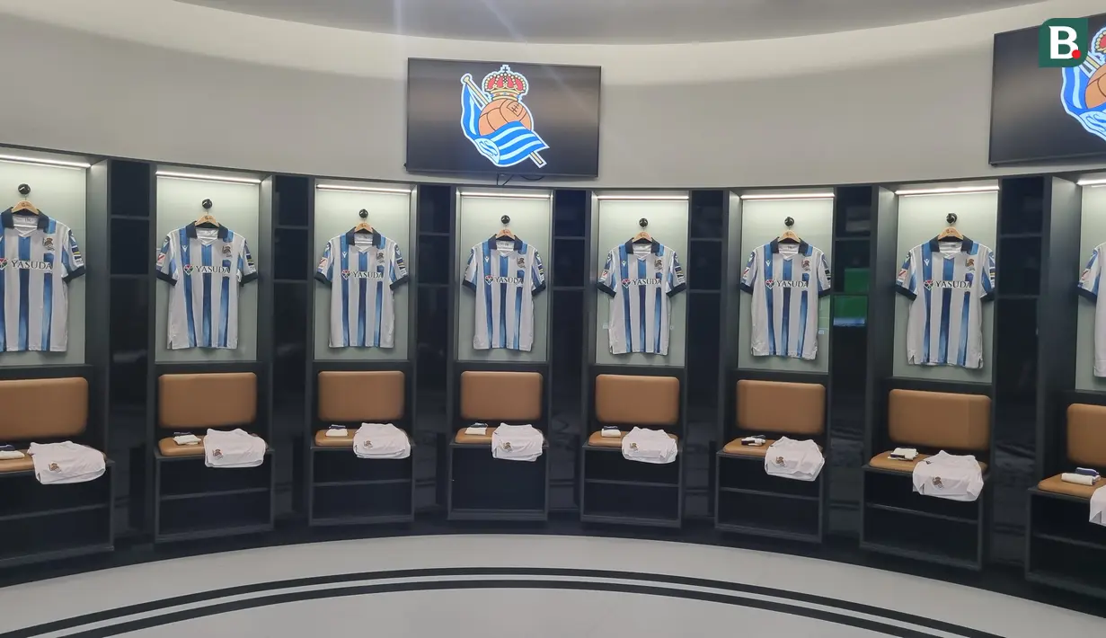 Ruang ganti di Reale Arena, markas Real Sociedad. Jersey pemainnya digantung tanpa nama masing-masing pemain. (Bola.com/Yus Mei Sawitri)