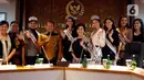 Ketua MPR Bambang Soesatyo (keempat kiri) foto bersama Puteri Indonesia 2020 Ayu Maulida (keenam kanan) dan sejumlah runner up di Kompleks Parlemen, Senayan, Jakarta, Kamis (12/3/2020). Puteri Indonesia 2020 Ayu Maulida dan sejumlah runner up didaulat menjadi Duta MPR RI. (Liputan6.com/Johan Tallo)