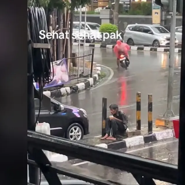 Viral Bapak Tua Bersihkan Mobil di Lampu Merah Saat Hujan Bikin Patah Hati