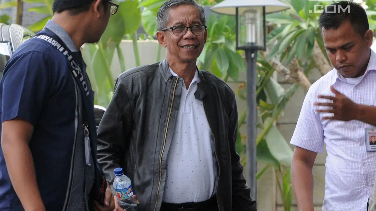 Berjaket Hitam, Kepala KPP Pratama Ambon Tiba di KPK Usai OTT