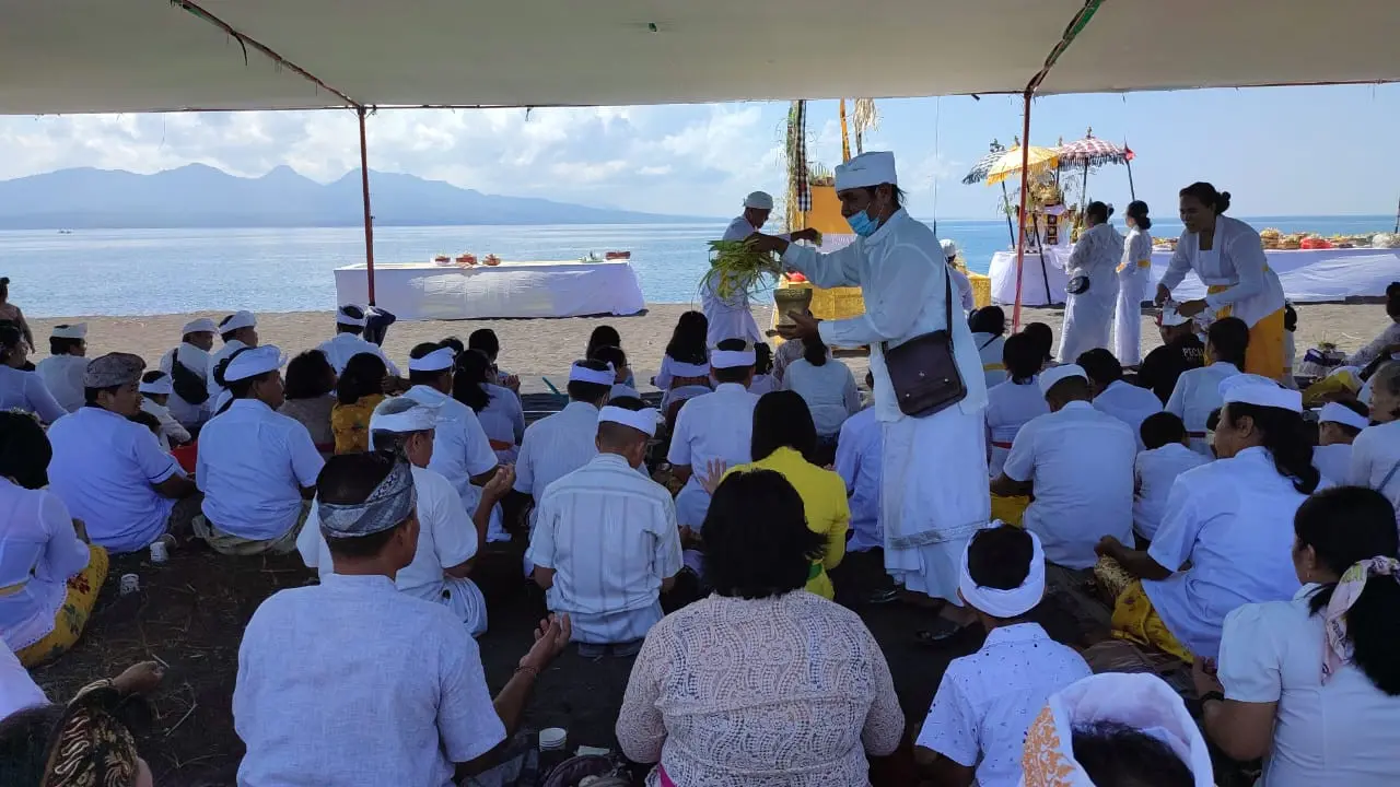Upacara Malasti umat Hindu di Banyuwangi yang bertempat di Pantai Boom (Hermawan Arifianto/Liputan6.com)