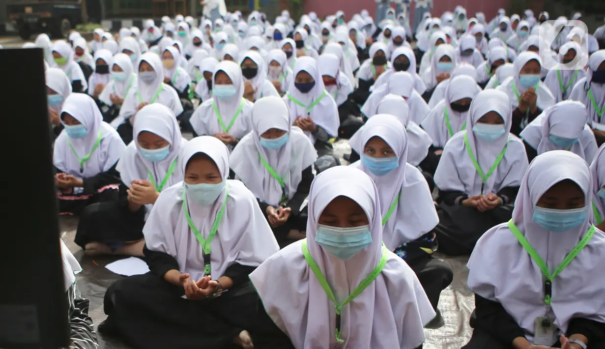 Sejumlah santri mengikuti kegiatan doa Istighosah di Pondok Pesantren An-Nuqthah, Kota Tangerang, Banten, Kamis (22/10/2020). Kegiatan tersebut digelar untuk memperingati Hari Santri Nasional dengan tema "Santri Sehat, Indonesia Kuat" yang jatuh pada hari ini. (Liputan6.com/Angga Yuniar)