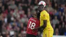 <p>Bek Liverpool, Ibrahima Konate berebut bola dengan pemain Southampton, Armando Broja pada pertandingan lanjutan Liga Inggris di Stadion St. Mary di Southampton, Inggris, Rabu (18/5/2022). Liverpool menang tipis atas Southampton 2-1. (AP Photo/Frank Augstein)</p>