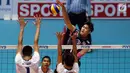 Pemain Timnas voli putra Thailand, Kitsada Somkane melakukan smes ke arah pemain Hongkong pada Kejuaraan Voli Asia 2017 ke-16 di GOR Tri Dharma, Gresik, Rabu (26/7). Thailand unggul 3-1 (23-25, 25-8, 25-19, 25-21). (Liputan6.com/Helmi Fithriansyah)