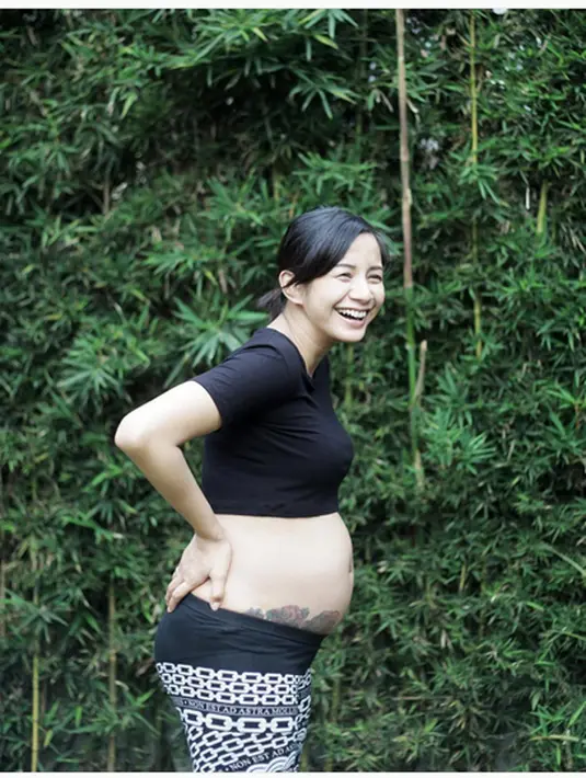 Kirana Larasati mengunggah foto hamilnya pada 4 April lalu. Terlihat dari foto itu ada tato cukup besar diperut bawahnya. (Instagram/@kiranalarasati)