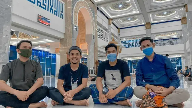 Pengunjung yang berswafoto di dalam lokasi masjid usai beribadah.(Ahmad Akbar Fua/Liputan6.com)