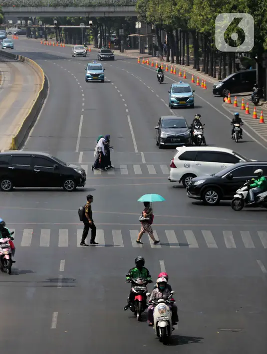 Kondisi lalu lintas di Jalan MH Thamrin, Jakarta, Rabu (2/10/2019). Jalan MH Thamrin yang biasanya ramai beberapa hari terakhir terpantau lengang. (Liputan6.com/Faizal Fanani)