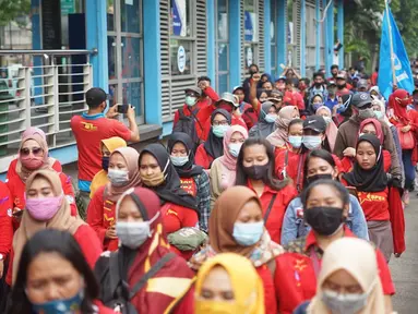 Suasana Jalan Salemba Raya yang dipadati pengunjuk rasa di Jakarta, Kamis (8/10/2020). Banyaknya jumlah pengunjuk rasa yang berjalan menuju Istana Negara menyebabkan Jalan Salemba Raya dari arah Matraman tertutup dan tidak bisa dilalui kendaraan. (Liputan6.com/Immanuel Antonius)