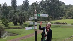 Putri Astrid dari Kerajaan Belgia menunjukkan papan nama jalan Astrid di Kebun Raya Bogor, Jawa Barat, Rabu (16/3). Kunjungan tersebut untuk mengenang Jalan Astrid yang diambil dari nama neneknya, Ratu Astrid. (Liputan6.com/Faizal Fanani)