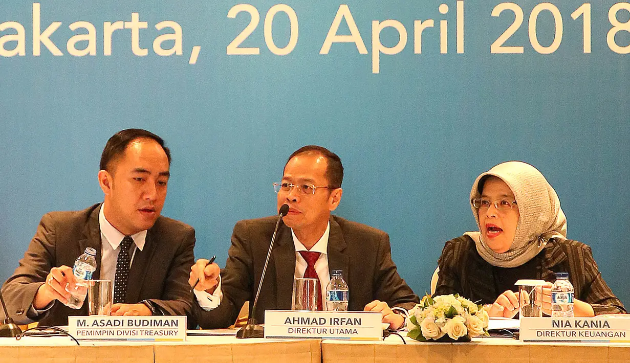 Dirut Bank BJB Ahmad Irfan (tengah), dan Direktur Keuangan Nia Kania, Pemimpin Divisi Treasury M Asadi Budiman saat analyst meeting triwulan I di Jakarta, Jumat (20/4). BJB berhasil mencatat total aset Rp110,8 trilliun di awal tahun 2018. (Liputan6.com)