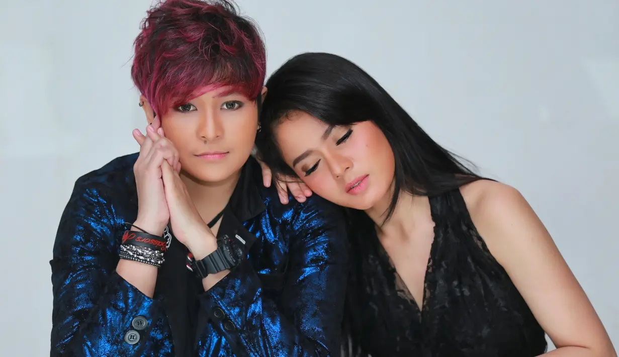 Single Move On Dong karakternya berbeda dari single pertama duo DJ ini. Lagu yang menceritakan seorang cewek yang diputusin cowoknya. Cowoknya menyesal dan ingin kembali balikan. (Adrian Putra/Bintang.com)