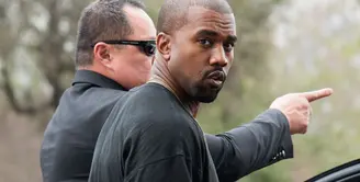 Kanye West yang belum lama mengalami gangguan mental dan harus menjalani perawatan secara intensif kini sudah berada di rumah. Seorang psikiater mengatakan sebenarnya Kanye belum diperbolehkan pulang. (AFP/Bintang.com)