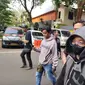 Polda Metro Jaya meringkus pegawai honorer Suku Dinas Penanggulangan Kebakaran dan Penyelamatan (Gulkarmat) Jakarta Timur yang mencabuli anak kandungnya, Selasa (2/4/2024). (Liputan6.com/ Ady Anugrahadi)