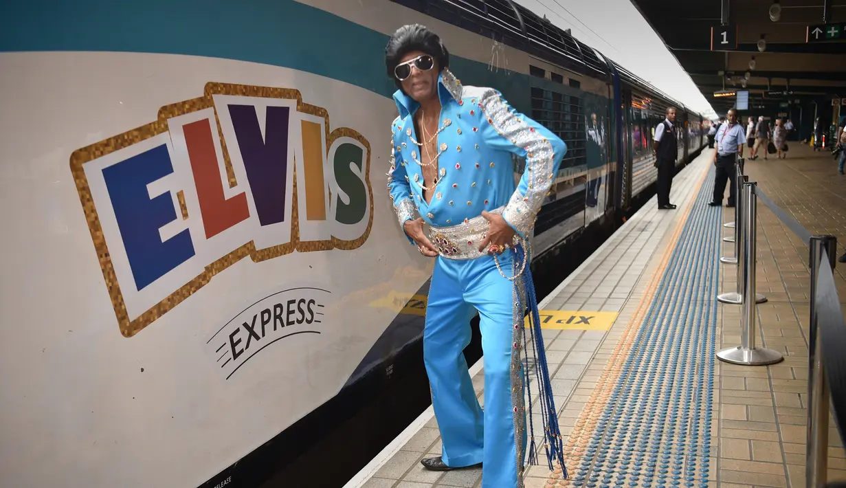 Seorang penggemar Elvis berpose di stasiun Central sebelum naik kereta ke The Parkes Elvis Festival, di Sydney (11/1). Mereka mengenakan kostum mirip Elvis Presley untuk mengahadiri The Parkes Elvis Festival.  (AFP Photo/Peter Parks)