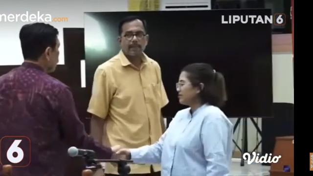 Koordinator Komisi untuk Orang Hilang dan Korban Tindak Kekerasan (KontraS) Fatia Maulidiyanti bersalaman dengan Menteri Koordinator Kemaritiman dan Investasi (Menko Marves) Luhut Binsar Panjaitan usai persidangan kasus pencemaran nama baik di Pengadilan