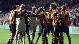 Terjadi perdebatan antara para pemain Swansea dengan Hull City pada pertandingan sepak bola antara Swansea City vs Hull City di Stadion Liberty, Swansea (10/12/13). (AFP/Geoff Caddick) 