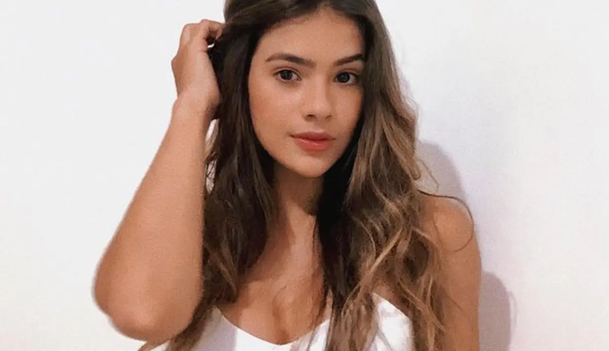 Raiane Lima saat berpose mengenakan bra putih sambil merapikan rambutnya. Raiane kerap membagikan fotonya yang seksi ke Instagram. keseksian Raiane seperti membius mata orang yang memandangnya. (Instagram/raianelima8)