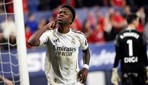 Gol pemain depan Real Madrid, Vinicius Junior, pada menit ke-73 mengubah skor menjadi 1-1. Tampak dalam foto, penyerang Real Madrid asal Brasil, Vinicius Junior, merayakan golnya selama pertandingan pekan ke-25 La Liga 2025/2026 melawan Osasuna di Stadion El Sadar, Pamplona pada Sabtu 21 Februari 2026 waktu setempat atau Minggu (22/2/2026) dini hari WIB. (ANDER GILLENEA/AFP)
