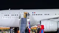 Momen Presiden Macron dan Istrinya Gandengan Tangan saat Turun Pesawat Setiba di Indonesia