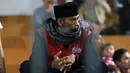Seorang K-Conk Mania tengah serius menyaksikan laga Madura United melawan Persiba Balikpapan pada Torabika SC 2016 di Stadion Gelora Bangkalan, Senin(13/6/2016).  (Bola.com/Nicklas Hanoatubun)
