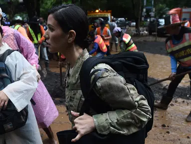 Personel militer AS tiba di Taman Hutan Non Khun Nam Nang dekat gua Than Luang di provinsi Chiang Rai, Thailand (28/6). Kunjungan militer AS untuk membantu operasi penyelamatan tim sepak bola remaja dan pelatih yang hilang. (AFP Photo/Lillian Suwanrumpha)