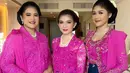 Sudah resmi menjadi bagian dari keluarga Jokowi, belum lama ini Erina Gudono terlihat menghadiri acara kondangan adik bungsu Iriana Jokowi. Erina Gudono bersama Kahiyang Ayu dan Selvi Ananda tampil kompak dengan mengenakan kebaya warna pink. (Liputan6.com/IG/@malvava)