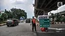 Petugas Dinas Perhubungan (Dishub) DKI Jakarta mengatur laju kendaraan saat rekayasa lalu lintas di Jalan Laksamana Malahayati seiring mulai beroperasinya Off Ramp Jatiwaringin, Tol Becakayu, Jakarta Timur, Selasa (25/10/2022). Kepala Dishub DKI Jakarta Syafrin Liputo mengungkapkan rekayasa lalu lintas dilakukan karena Off Ramp Jatiwaringin Tol Becakayu mulai beroperasi yang berlangsung hingga 4 November mendatang. (merdeka.com/Iqbal S. Nugroho)