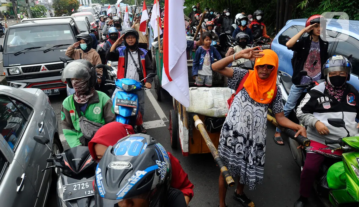Pengguna jalan melakukan penghormatan saat detik-detik proklamasi 17 Agustus di ruas jalan protokol Jakarta-Bogor, pertigaan Cibinong, Bogor, Jawa Barat, Rabu (17/8/2022). Sejumlah pengguna jalan terlihat turun dari kendaraannya dan melakukan sikap hormat. (merdeka.com/Arie Basuki)