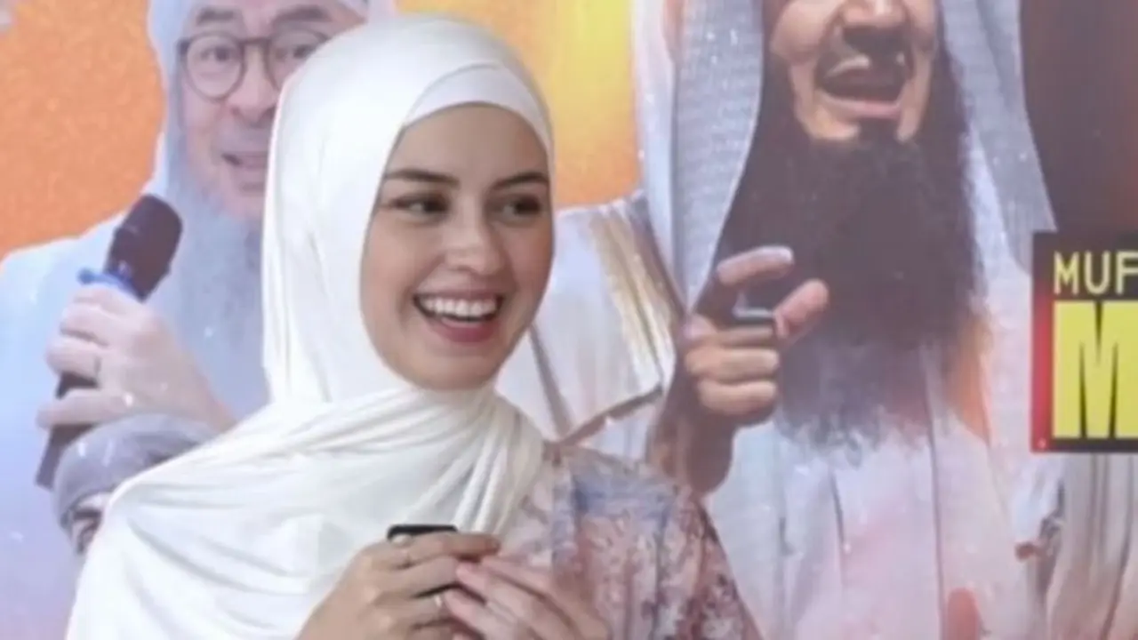 Kimberly Ryder Pamerkan Kecantikan Berbalut Hijab, Tampilan Baru Curi Perhatian (credit: instagram.com/kimbrlyryder).