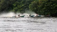 Nelayan mengikuti balap perahu di Sungai Rungan, Palangka Raya. Foto: Marifka Wahyu Hidayat