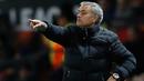 Pelatih MU, Jose Mourinho mengintruksikan para pemainnya saat berhadapan dengan Feyenoord pada pertindangan Grup A Liga Europa di Stadion Old Trafford, Inggris (24/11). MU menang telak atas Feyenoord dengan skor 4-0. (Reuters/Phil Noble)