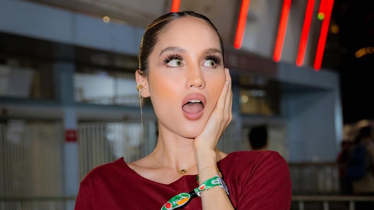 Gaya Kasual dan Flawless Cinta Laura dan Caitlin Halderman Nonton Laga Timnas Indonesia vs China di GBK