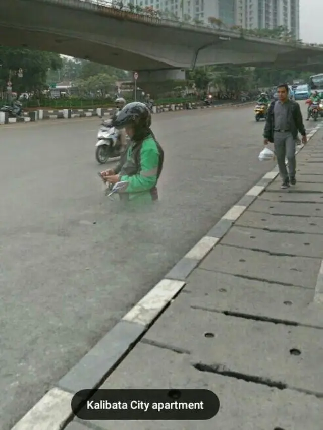6 Potret Driver Ojek Online 'Ngebug' di Google Street View Ini Absurd