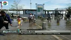 Beberapa hari terakhir, posisi bulan berada di dekat bumi. Akibatnya, Jakarta dan Surabaya diterjang banjir rob.