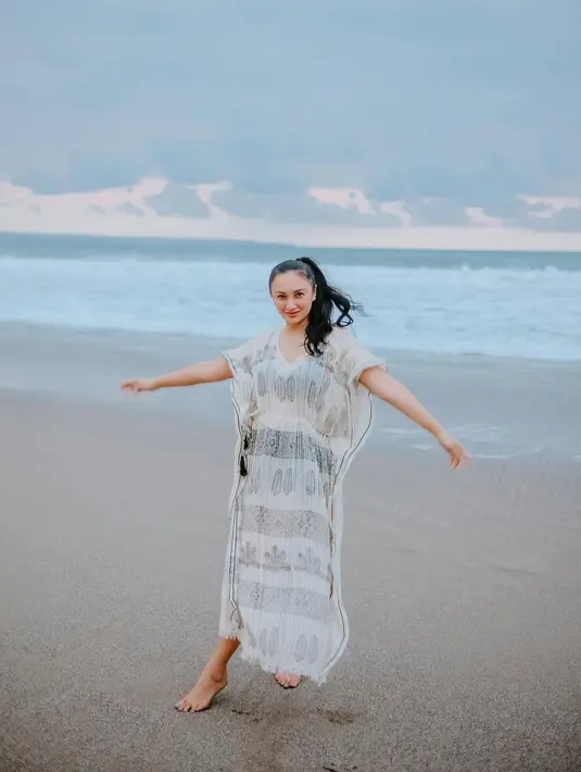 Kenakan setelan bikini hitam berbalut sheer dress putih bikin Tata Cahyani terlihat seperti ABG [@tatacahyani]