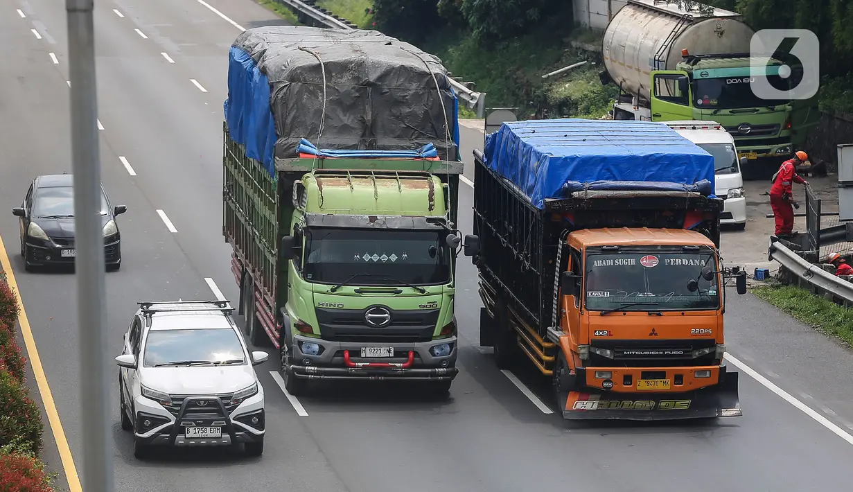 Namun, muncul tarik menarik kepentingan antara keselamatan pengguna jalan dan kebutuhan ekonomi, terutama pertimbangan bakal menaikkan biaya distribusi logistik bagi dunia usaha. (Liputan6.com/Angga Yuniar)