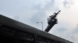 Saat ini, patung setinggi 11 meter itu masih tengah dibersihkan dengan bahan kimia, Jakarta, Jumat (28/8/14). (Liputan6.com/Miftahul Hayat)