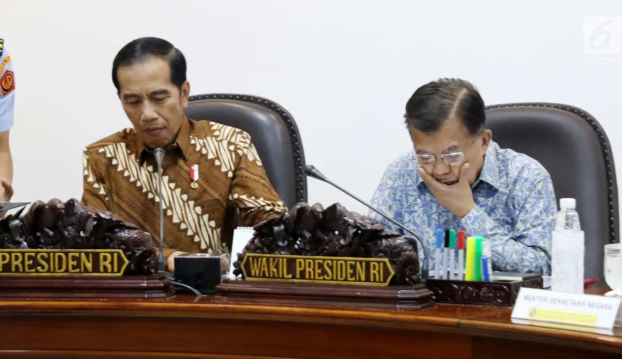 Presiden Joko Widodo (Jokowi) didampingi Wakil Presiden (Wapres) Jusuf Kalla memimpin rapat terbatas di Kantor Presiden, Jakarta, Selasa (18/7). Rapat terbatas tersebut membahas soal peraturan transportasi online. (Liputan6.com/Angga Yuniar)
