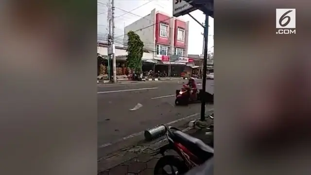 Angin puting beliung menerjang sejumlah wilayah di Kabupaten Sukoharjo, Jawa Tengah. Akibatnya, ratusan rumah warga rusak dan sejumlah pohon tumbang.