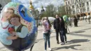 Pengunjung memotret telur Paskah yang dipajang di depan Katedral Mikhaylivsky di pusat Kiev sebelum perayaan Paskah, Ukraina, Rabu (12/4). Sebanyak 500 seniman tradisonal Ukraina terlibat dalam pembuatan telur paskah ini. (AFP PHOTO / Sergei SUPINSKY)