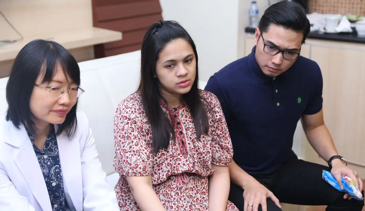 Saat jumpa pers di Rumah Sakit Omni, Pulomas, Jakarta Timur, Rabu (4/5/2016), Kinos menjelaskan alasan kenapa memilih caesar untuk kelahiran anak pertamanya. (Andy Masela/Bintang.com)