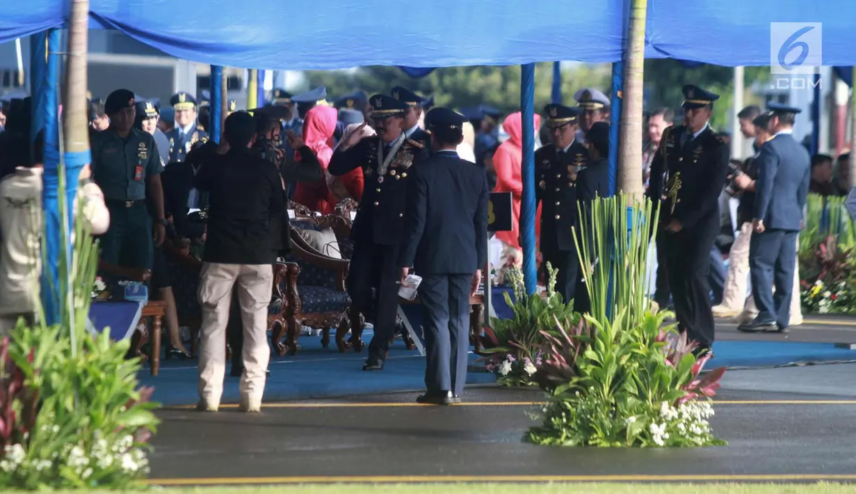 Panglima TNI Hadi Tjahjanto saat tiba menghadiri upacara Peringatan HUT ke-72 TNI AU di Lanud Halim Perdanakusuma, Jakarta, Senin (9/4). (Merdeka.com/Imam Buhori)