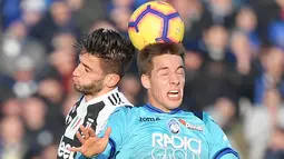 Gelandang Juventus, Rodrigo Bentancur duel udara dengan pemain Atalanta, Mario Pasalic pada laga ke-18 Serie A di Stadion Atleti Azzurri, Bergamo, Rabu (26/12). Juventus hanya mampu mengakhiri laga dengan skor 2-2. (Marco BERTORELLO / AFP)