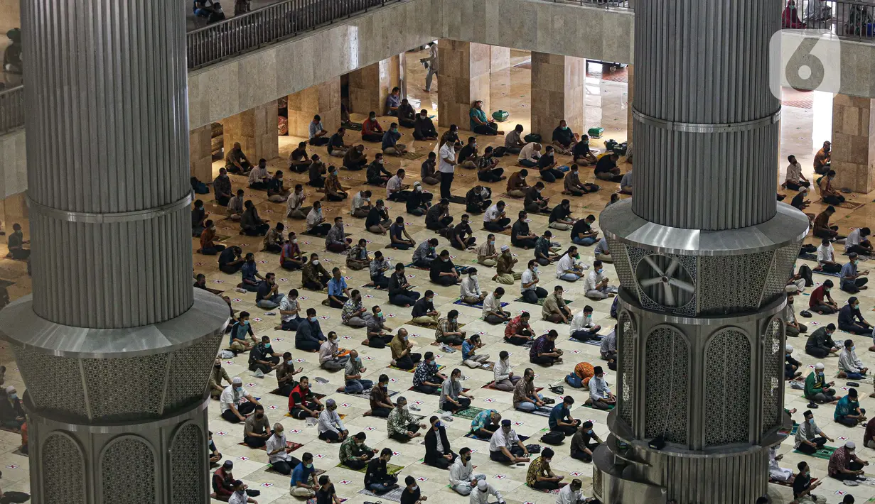 Umat muslim melaksanakan sholat Jumat terakhir pada Ramadhan 1442 H di Masjid Istiqlal, Jakarta, Jumat (7/5/2021). Berdasarkan hisab, lebaran Idul Fitri jatuh pada 13 Mei 2021 sementara pelaksanaan rukyatul hilal (melihat posisi bulan) akan dilakukan sehari sebelumnya. (Liputan6.com/Faizal Fanani)