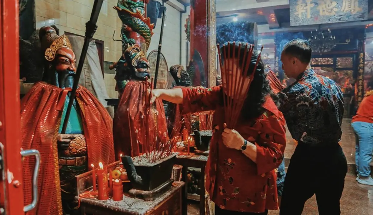 Pertunjukan wayangnya pun tak seperti wayang Jawa. Namun wayang tersebut ialah wayang Pho Tee Hi atau perayaan hari-hari besar Cina seperti Imlek. Selain itu klenteng ini ternyata memiliki sejarah yang panjang. (Liputan6.com/IG/@surabaya)