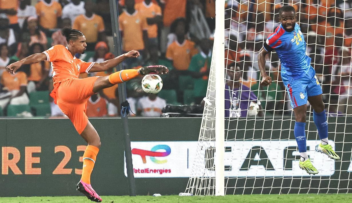 Pemain Pantai Gading, Sebastien Haller, mencetak gol ke gawang Kongo pada laga semifinal Piala Afrika di Alassane Ouattara Olympic Stadium, Kamis (7/2/2024). Tuan rumah pantai Gading menang dengan skor tipis 1-0. (AFP/Franck Fife)